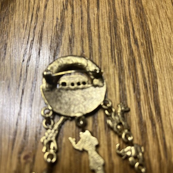 NOAHS ARK PIN BROOCH GOLD TONE - Picture 3 of 4